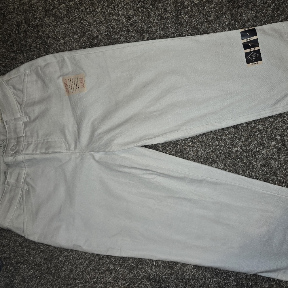 St. John's Bay Women's Light Gray Capris - Picture 1 of 3